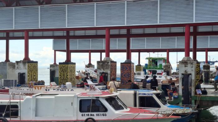 SIAP BERANGKAT  – Aktivitas penumpang speedboat reguler di Pelabuhan Tengkayu 1 Tarakan  siap berangkat menuju rute tujuan di Kalimantan Utara hari ini.