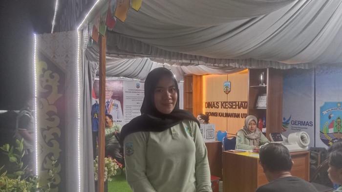 LAYANAN KESEHATAN GRATIS - Staf Umum dan Kepegawaian Dinkes Kaltara, Iza Riska Nivayanti, saat ditemui di stand Dinkes Kaltara. Dinkes Kaltara turut ambil bagian dalam gelaran Benuanta Fest 2K25, termasuk hadirkan layanan kesehatan gratis buat pengunjung.