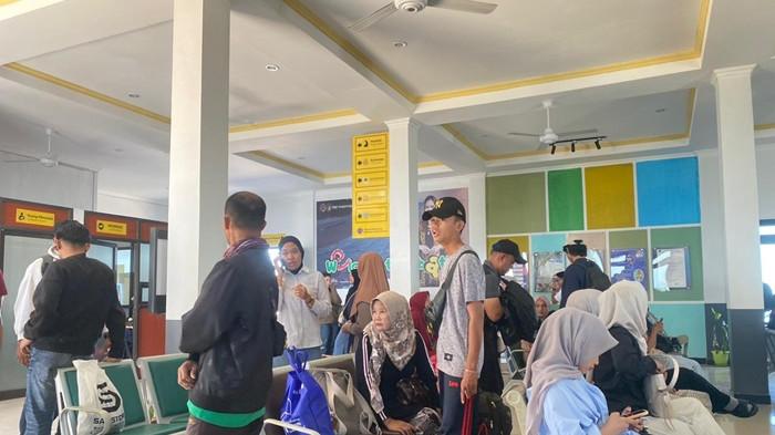 JADWAL SPEEDBOAT - Suasana di ruang tunggu Pelabuhan Sungai Nyamuk, pada Sabtu (28/3/2026).  Pelabuhan Sungai Nyamuk yang berada di Desa Pancang, Kecamatan Sebatik Utara, menjadi jalur utama masyarakat yang hendak kembali ke Tarakan. Waktu tempuh perjalanan laut diperkirakan sekitar tiga jam.(TribunKaltara.com/Fatimah Majid)