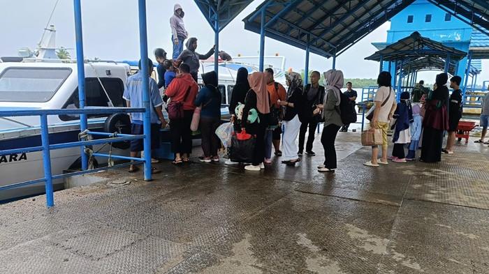 JADWAL SPEEDBOAT – Tampak aktivitas penumpang dan armada speedboat reguler di Pelabuhan Kayan II Tanjung Selor sebelum keberangkatan menuju Tarakan, saat diabadikan beberapa waktu lalu. (TribunKaltara.com / Desi Kartika)