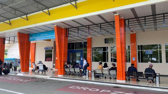 JADWAL PENERBANGAN - Aktivitas penumpang di Bandar Udara Nunukan sebelum keberangkatan pesawat perintis tujuan Long Bawan dan Binuang, Kalimantan Utara, beberapa waktu lalu. (TribunKaltara.com/Fatimah Majid)