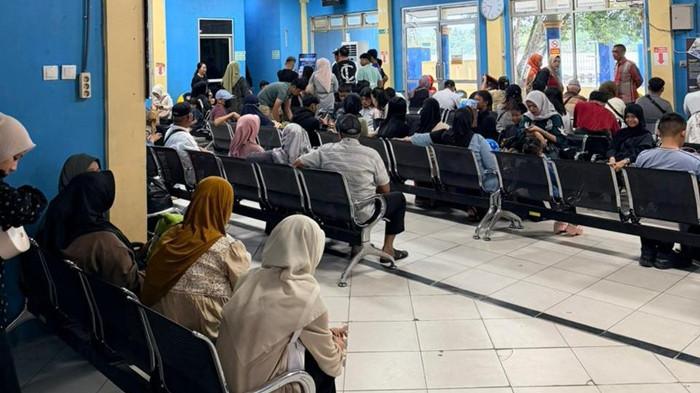 JADWAL SPEEDBOAT – Tampak aktivitas penumpang di ruang tunggu Pelabuhan Kayan II Tanjung Selor sebelum keberangkatan menuju Tarakan, saat diabadikan belum lama ini. (TribunKaltara.com / Desi Kartika)