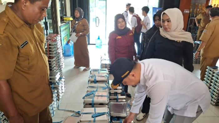 Tampak anggota Komisi 2 DPRD Tarakan melaksanakan uji petik MBG