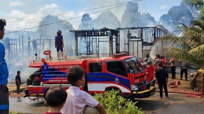 BREAKING NEWS Kebakaran di Tana Tidung Kaltara Hanguskan 2 Rumah Milik ASN  - Tribunkaltara.com