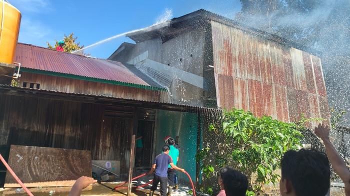 Tampak kebakaran rumah sarang walet di Jalan Gunung Harapan