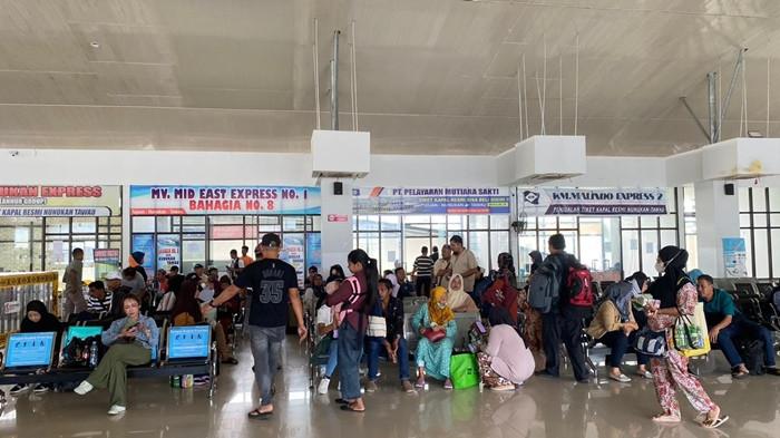 Tampak penumpang memadati ruang tunggu Pelabuhan Tunon Taka