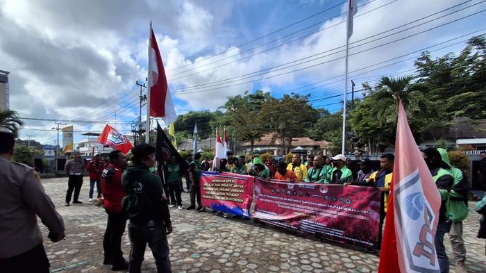 Tampak ratusan ojol mendatangi kantor DPRD Tarakan