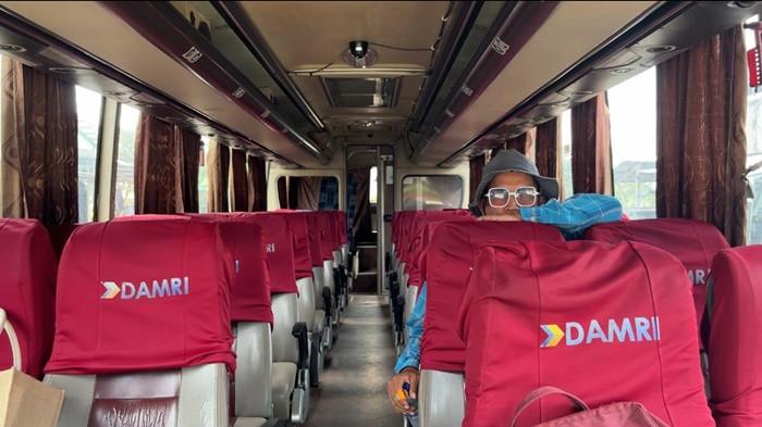JADWAL DAMRI - Tampak suasana di dalam Bus Damri, saat diabadikan TribunKaltara.com beberapa waktu lalu. Menilik jadwal Damri hari ini, tersedia Bus Damri yang siap layani penumpang dari Tanjung Selor ke Tana Tidung, hingga Samarinda, Provinsi Kalimantan Timur. (TribunKaltara.com / Desi Kartika)