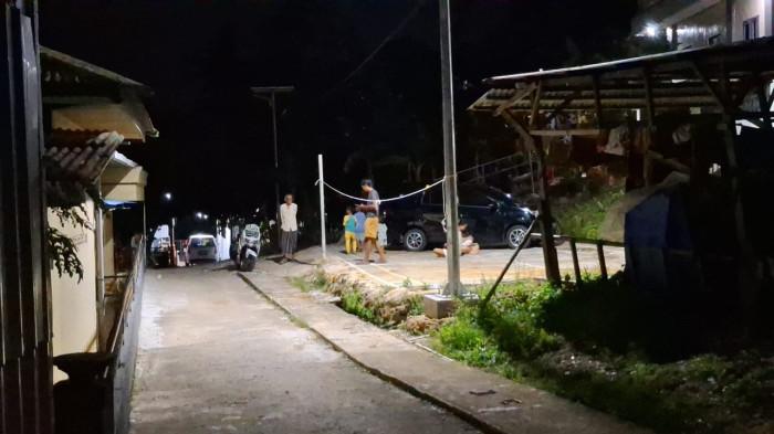 GEMPA TARAKAN - Tampak warga RT 1 Gunung Lingkas mengamankan diri usai berlarian keluar rumah usai gempa yang getarannya dirasa cukup kuat terjadi di Tarakan, Rabu (5/11/2025). TRIBUNKALTATRA.COM/ANDI PAUSIAH