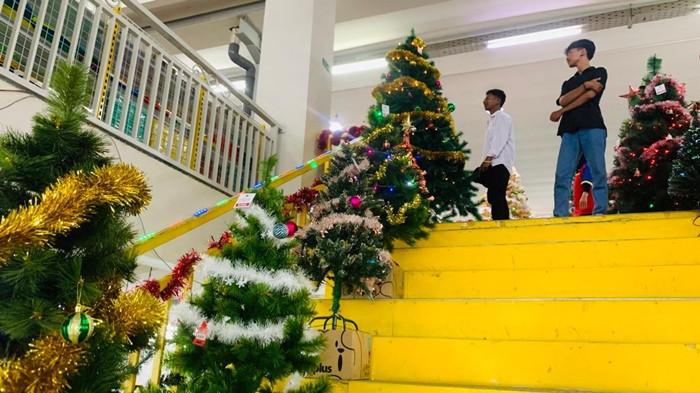 Terlihat pohon Natal yang dijual Panen Square
