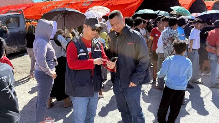 Tim Telkomsel saat berada di lokasi posko pengungsian