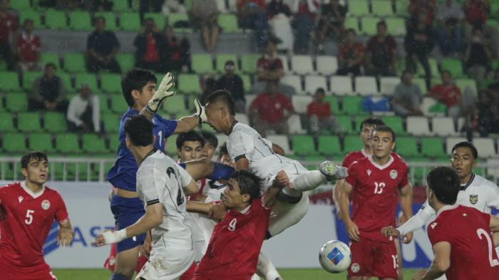 TIMNAS BERMAIN IMBANG - Pesepak bola Timnas Indonesia U-17 saling berebut bola dengan pesepak bola Timnas Tajikistan U-17 pada pertandingan Piala Kemerdekaan di Stadion Utama Sumatra Utara, Deliserdang, Selasa (12/8/2025). Pelatih Timnas Indonesia, Nova Arianto bakal rotasi 50 persen pemain di laga kedua lawan Uzbekistan Piala Kemerdekaan 2025.