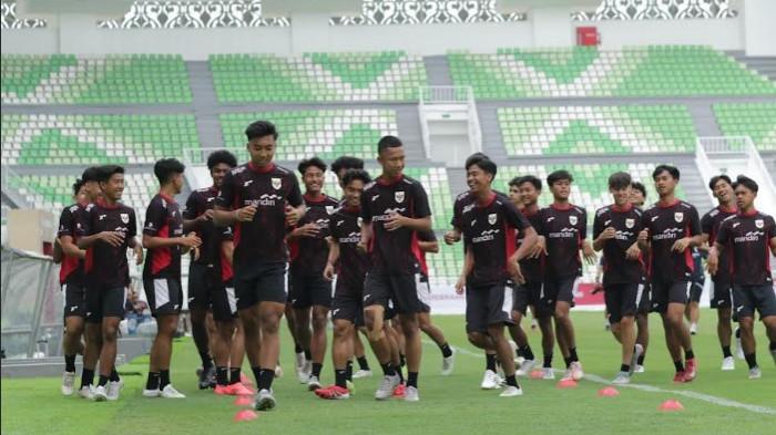 TIMNAS INDONESIA U-17 - Timnas Indonesia U-17 melakukan official training di Stadion Utama Sumatra Utara (SUSU), Senin (11/8/2025) sore. Pelatih Zambia bocorkan kekurangan tim, Garuda Muda harus ambil kesempatan.