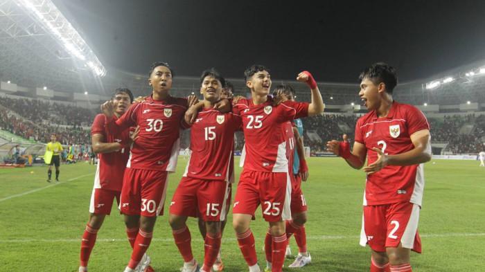 TIMNAS INDONESIA U-17 - Pemain Timnas U-17 Indonesia selebrasi usai cetak gol ke gawang Uzbekistan pada pertandingan lanjutan Piala Kemerdekaan 2025 di Stadion Utama Sumatra Utara, Deli Serdang, Jumat (15/8/2025). Timnas Indonesia U-17 kalah 1-2 dari Paraguay pada laga perdana uji coba yang digelar di Dubai, Sabtu (25/10/2025).