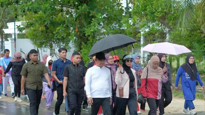 Wali Kota Tarakan dan istri Jalan Sehat 02 17112025.jpg