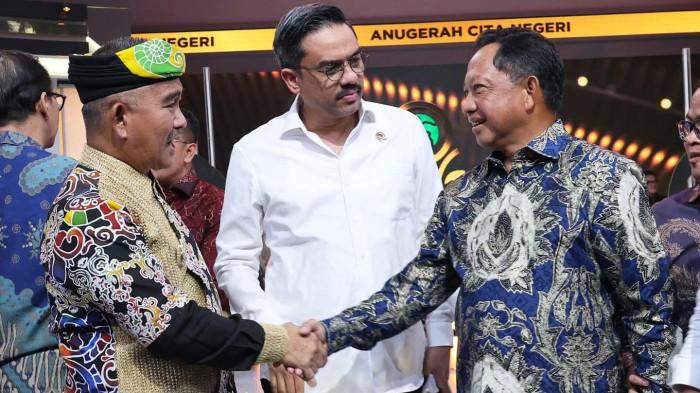 Wali Kota Tarakan terima penghargaan 02 17112025.jpg