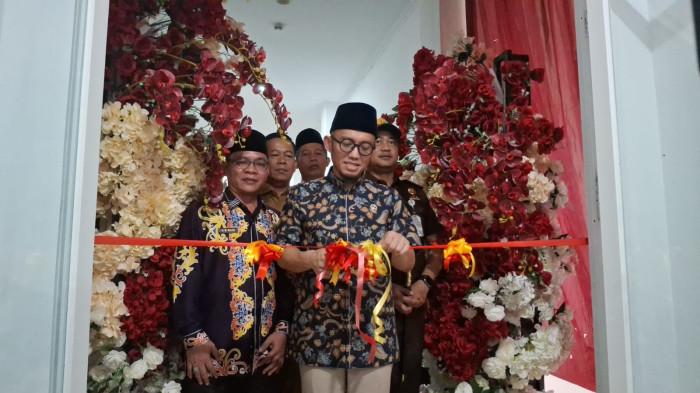 DIRESMIKAN - Wamenhaj RI Dr. Dahnil Anzar Simanjutak saat meresmikan Gedung Asrama Haji Transit Tower 2, Selasa (5/5/2026).
