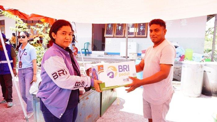 BRI Peduli Salurkan Ratusan Paket Makanan kepada Korban Terdampak Erupsi Gunung Lewatobi Laki Laki