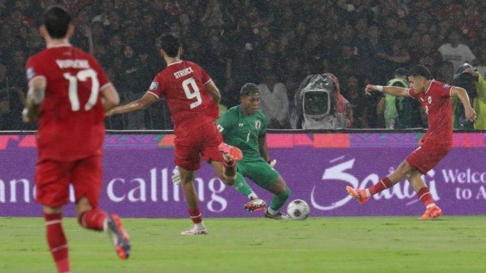 TIMNAS INDONESIA KALAH - Ragnar Oratmangoen berhadapan satu lawan satu dengan kiper Jepang Zion Suzuki dalam pertandingan Timnas Indonesia vs Jepang di Kualifikasi Piala Dunia 2026 di Stadion Utama Gelora Bung Karno, Jumat (15/11/2024). Timnas Indonesia gagal ke Piala Dunia 2026, ini reaksi eks pelatih Shin Tae-yong.