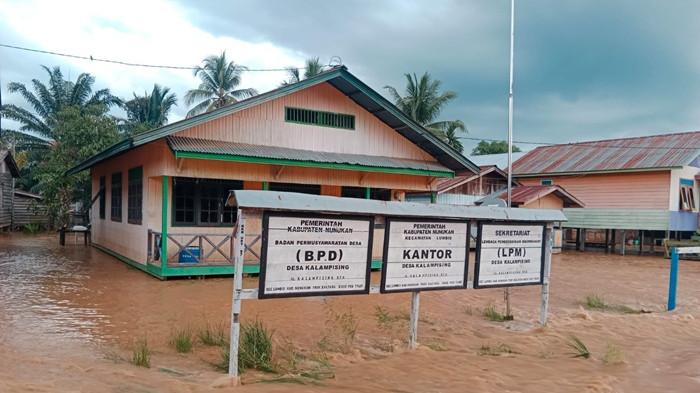 BANJIR NUNUKAN - Kondisi banjir kiriman yang merendam sejumlah wilayah di Kecamatan Lumbis dan sekitarnya, Kabupaten Nunukan, Kalimantan Utara, Senin (18/5/2026). Air luapan sungai akibat kiriman dari wilayah hulu perbatasan Malaysia menyebabkan aktivitas warga terganggu, sementara petugas BPBD Nunukan terus melakukan pemantauan dan siaga di lapangan.  (TribunKaltara.com/Istimewa-Hasanuddin)
