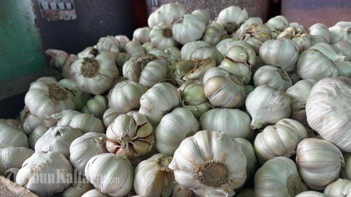 MANFAAT BAWANG PUTIH - Komoditas bawang putih di Pasar Malinau Kalimantan Utara. Simak manfaat mengonsumsi bawang putih bagi kesehatan berikut ini, bisa mencegah penyakit jantung hingga redakan flu dan pilek.