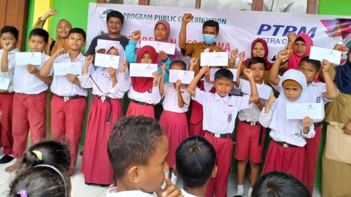 Peduli Pendidikan, PT SKP dan PT CNL Berikan Beasiswa Prestasi di Sekolah Internal dan Binaannya
