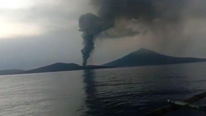 Gunung Anak Krakatau Erupsi, Masyarakat Diminta Menjauh Radius 2 Kilometer