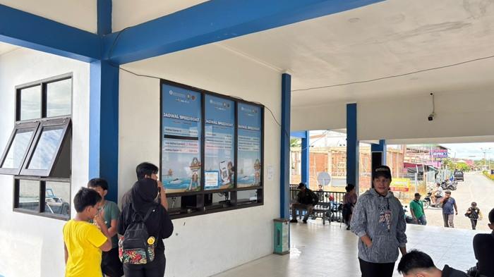 TETAP RAMAI - Suasana hilir mudik penumpang dan warga di kawasan Pelabuhan Speedboat Malinau, Minggu (14/6/2026). Penghentian sementara kebijakan subsidi tiket penyeberangan karena efisiensi belanja daerah tidak menyurutkan mobilitas masyarakat menggunakan jalur air. 
(TRIBUNKALTARA.COM/MOHAMMAD SUPRI)