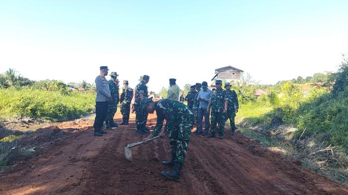 TINJAU PENGERJAAN TMMD - Kolonel Inf R. Suranto bersama Satgas TMMD, Pemkab dan Kepolisian saat meninjau pengerjaan jalan di Desa Limbu Sedulun, Kecamatan Sesayap, Kabupaten Tana Tidung, Kaltara, Sabtu (1/11/2025). Ia apresiasi kinerja Satgas dan optimis pekerjaan akan selesai tepat waktu. (TribunKaltara.com/Rismayanti)
