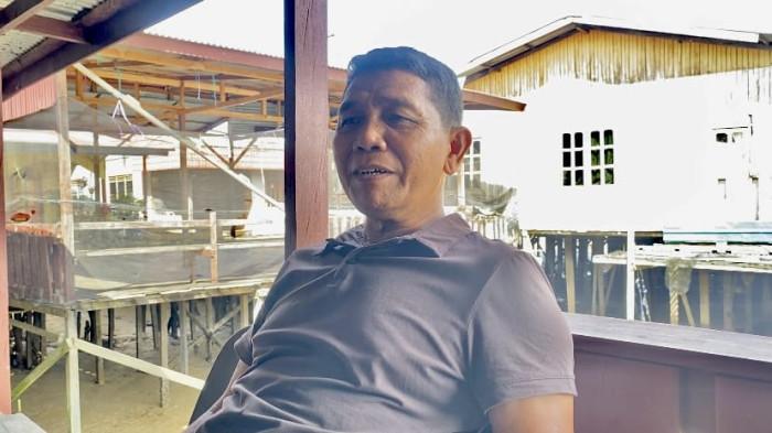 TANTANGAN NELAYAN NUNUKAN - Haji Ardi, seorang nelayan sekaligus pedagang ikan lokal, bercerita tentang bagaimana keterbatasan armada dan teknologi membuatnya harus bekerja keras setiap hari, menantang cuaca dan gelombang, hanya untuk mendapatkan hasil tangkapan yang pas-pasan.