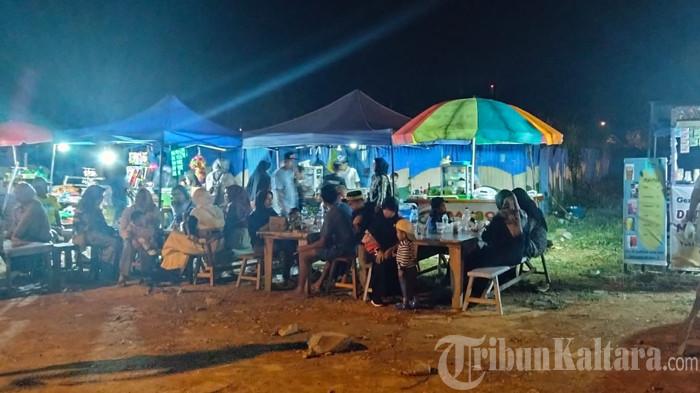 TREN NONGKRONG - Masyarakat berbagai kalangan umur saat sedang nongkrong di RTH Djoesoef Abdullah, Jalan Perintis, Tideng Pale, Kecamatan Sesayap, Kabupaten Tana Tidung, Kaltara, gambar diambil Sabtu (1/2/2025). Masyarakat Tana Tidung terutama kalangan muda menganggap tren nongkrong bukan sekedar minum kopi.(TribunKaltara.com/Rismayanti)
