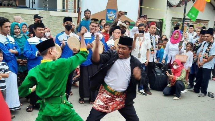 PANTUN PALANG PINTU - Kumpulan pantun palang pintu yang bisa digunakan sebagai referensi acara pernikahan, bagikan di sosial media.