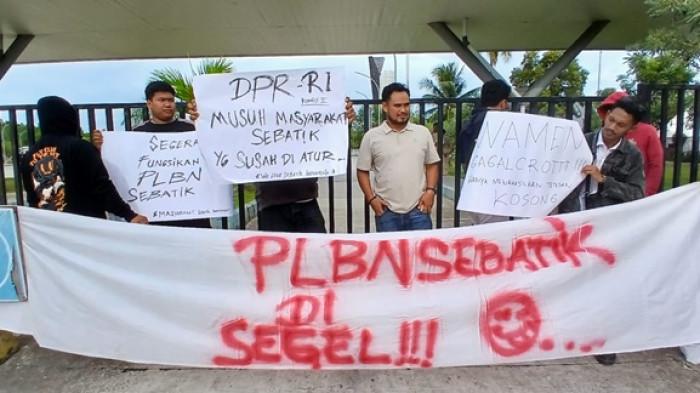 AKSI PLBN SEBATIK - Sejumlah pemuda Sebatik, Nunukan yang berasal dari berbagai organisasi bersama masyarakat menggelar aksi demonstrasi di depan Pos Lintas Batas Negara (PLBN). Dalam unjuk rasa, massa juga turut melakukan penyegelan gerbang PLBN Sebatik, Sabtu (04/10/2025), sore. TRIBUNKALTARA.COM/FEBRIANUS FELIS