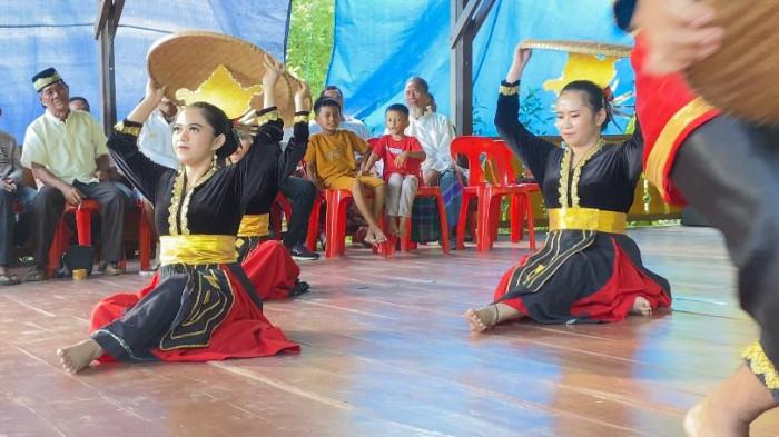 PANTUN TEMA BUDAYA - Di tengah derasnya arus modernisasi, sekelompok pemuda Suku Tidung di Kabupaten Nunukan, Kalimantan Utara (Kaltara) terus berjuang menjaga warisan budaya leluhur melalui Sanggar Busak Malay, Sabtu (01/11/2025), sore. Simak kumpulan pantun tema budaya berikut ini, lestarikan adat istiadat agar tidak punah.