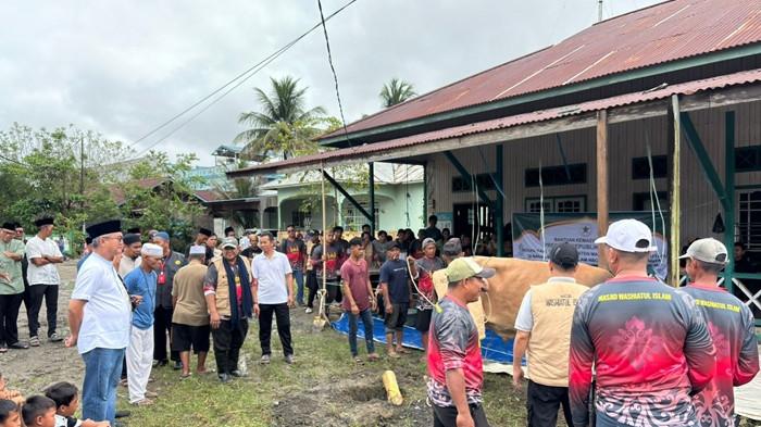 SAPI BANTUAN PRESIDEN - Suasana persiapan kurban Sapi Bantuan Presiden di area Masjid Washiatul Islam Seluwing, Kabupaten Malinau, Rabu (27/5/2026). Panitia kurban mempersiapkan kurban seberat hampir 800 kilogram tersebut kepada warga.
(TRIBUNKALTARA.COM/MOHAMMAD SUPRI)