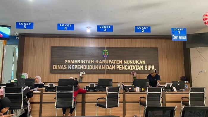 petugas Dinas Kependudukan dan Pencatatan Sipil Kabupaten Nunukan tetap melayani masyarakat
