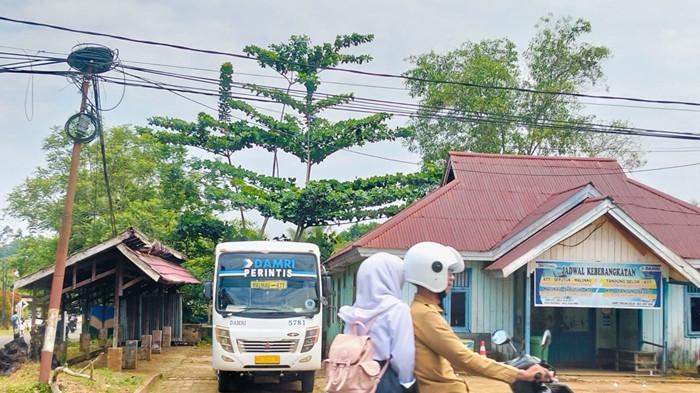 JADWAL DAMRI - Tampak Bus Damri tengah parkir di Pool Damri yang berada di Jalan Perintis, Tideng Pale, Kecamatan Sesayap, KTT, Kaltara, Rabu (22/4/2026).  Jadwal Damri Tana Tidung ke Tanjung Selor dan Malinau, yang dilengkapi tarif Bus Damri pada Rabu 22 April 2026 hari ini. (TribunKaltara.com / Rismayanti)