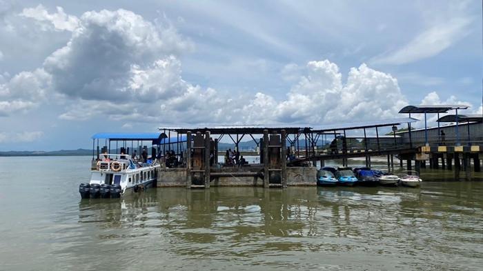 JADWAL SPEEDBOAT – Tampak sejumlah speedboat bersandar di Pelabuhan Liem Hie Djung Nunukan belum lama ini. Sebanyak 10 armada setiap hari melayani rute Nunukan–Tarakan mulai pukul 07.20 hingga 14.15 Wita dengan durasi perjalanan sekitar tiga jam. (TribunKaltara.com/Fatimah Majid)