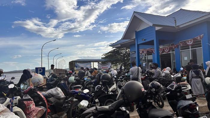 suasana di area parkir Pelabuhan Liang Bunyu