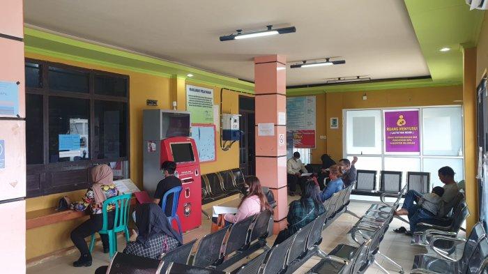 Suasana kantor Disdukcapil Bulungan tampak terlihat masyarakat sedang mengurus E-KTP yang berlokasi jalan Meranti Kamis (23/6/2022)