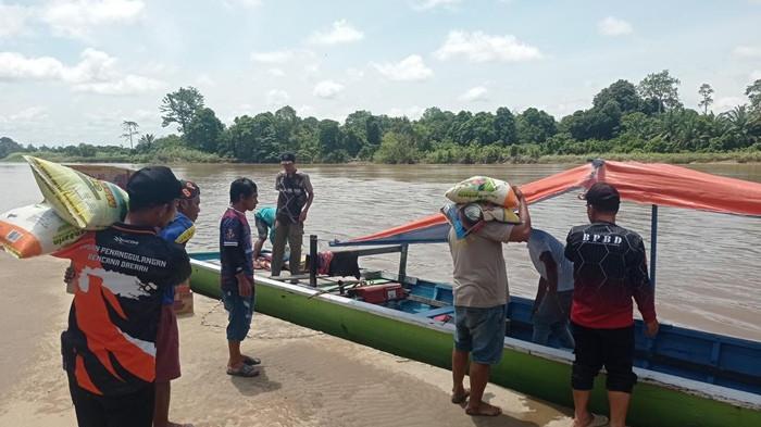 suasana penyaluran bantuan pasca banjir di Nunukan