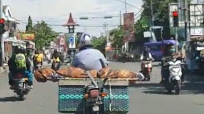 Janazah Ibu Dibungkus Jarik Lalu Diangkut Pakai Motor, Video Anak Bawa Jasad Ibu Viral, Ini Kisahnya
