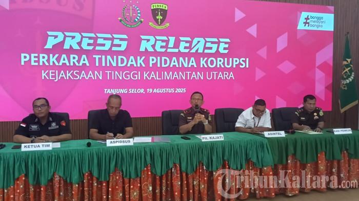 TERSANGKA BARU - Plt Kepala Kejati Kaltara I Made Sudarmawan, didampingi beberapa Asisten dan penyidik saat memberikan keterangan kepada awak media terkait penambahan tersangka baru atas kasus dugaan Tipikor pembangunan gedung BPSDM Kaltara, Selasa (19/08/2025). (TribunKaltara.com/Edy Nugroho)