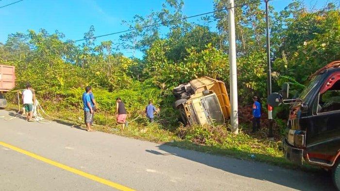 Hilang Keseimbangan, Truk Bermuatan Sawit Terbalik di Jalan Poros Desa Kelapis Malinau Utara