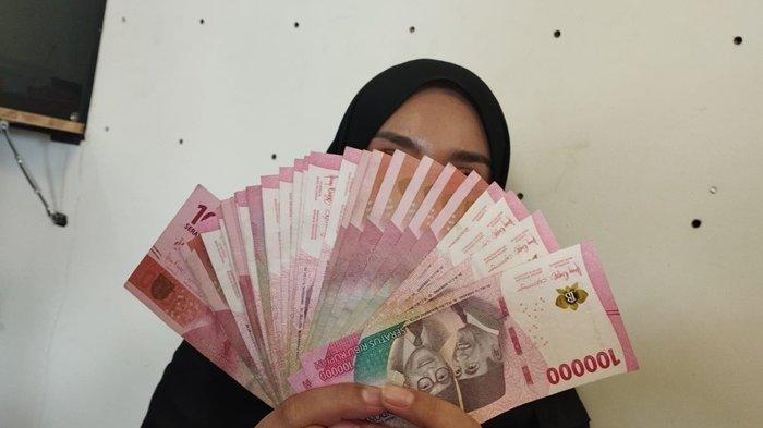 ILUSTRASI UANG - Seorang warga di Tanjung Selor, Kaltara memperlihatkan sejumlah uang, pada Senin 3 November 2025. Upah Minimum Kota ( UMK ) Kota Tarakan, Provinsi Kalimantan Utara ( Kaltara ) resmi ditetapkan sebesar Rp4.742.169, berdasarkan Keputusan Gubernur Kaltara nomor 100.3.31./708/2025.
