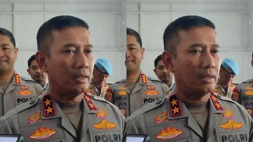 Uch nafar kollej qizi yotoqxonada polda shishani aylantirib oynashmoqda, ulardan biri yutqazib, yala Uch nafar kollej qizi yotoqxonada polda shishani aylantirib oynashmoqda, ulardan biri yutqazib, yala