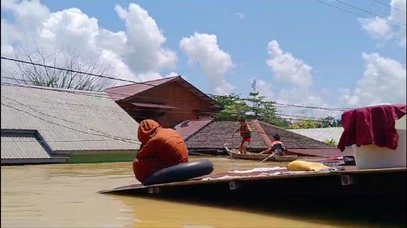 UPDATE Banjir Mahulu, Seorang Warga Tewas Akibat Kelelahan saat Terjang Banjir Menggunakan Jeriken