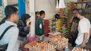 20251023-Tim-gabungan-saat-meninjau-HET-beras-yang-dipasarkan-di-pasar-Imbayud-Taka.jpg