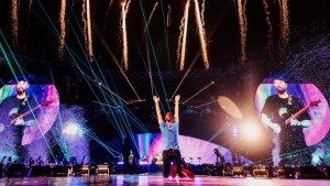 Aksi-Coldplay-saat-hibur-ribuan-penonton-di-konser-di-Stadion-GBK-Jakarta.jpg