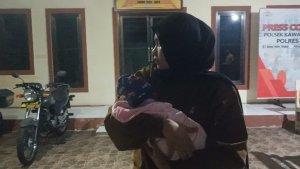 Bayi-laki-laki-ditemukan-diperiksa-kesehatannya-19012024.jpg